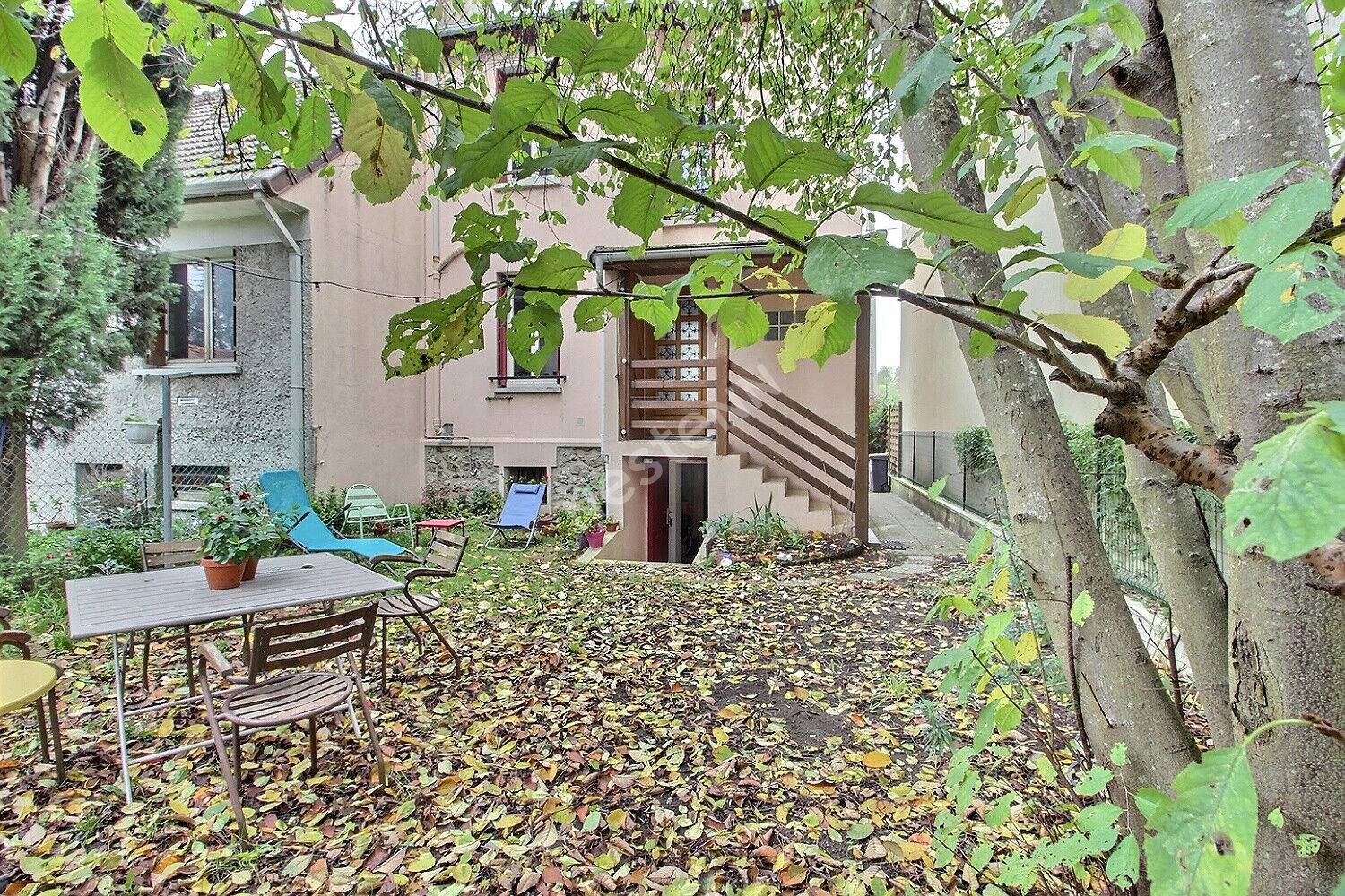 MONTREUIL, ENTRE LE SITE DES MURS A PECHES ET LE PARC MONTREAU, TRES BELLE MAISON AVEC UN SOUS-SOL AJOURE ET UN JARDIN DERRIERE