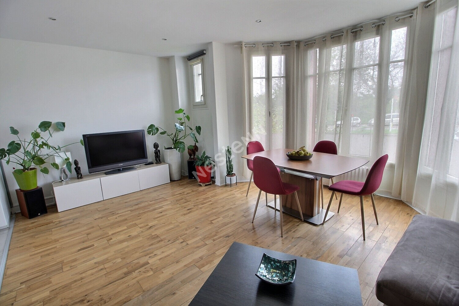 MONTREUIL, ENTRE LE SITE DES MURS A PECHES ET LE PARC MONTREAU, TRES BELLE MAISON AVEC UN SOUS-SOL AJOURE ET UN JARDIN DERRIERE