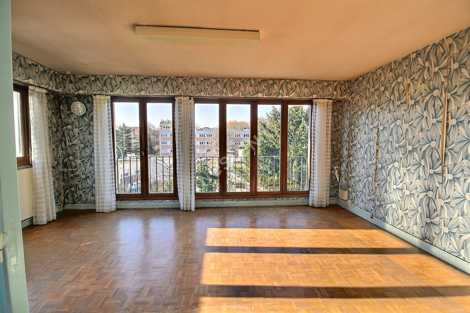 BAGNOLET, ENTRE LES METROS GALLIENI ET SERGE GAINSBOURG, AU CALME, MAISON FAMILIALE SUR 2 NIVEAUX AVEC GARAGE ET JARDIN