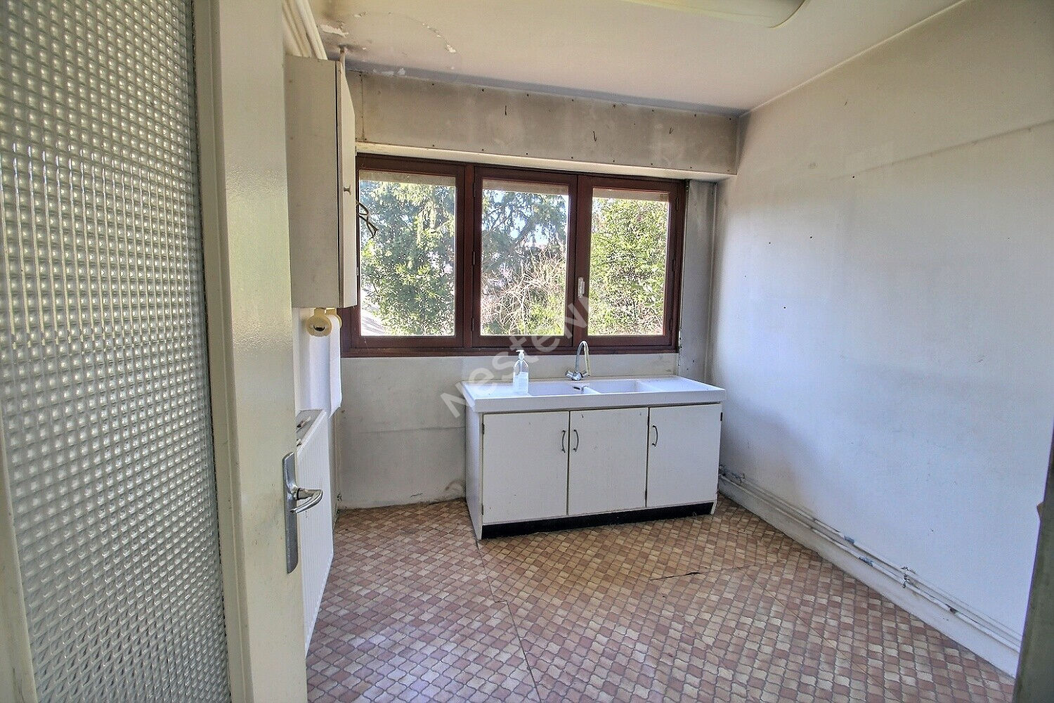 BAGNOLET, ENTRE LES METROS GALLIENI ET SERGE GAINSBOURG, AU CALME, MAISON FAMILIALE SUR 2 NIVEAUX AVEC GARAGE ET JARDIN