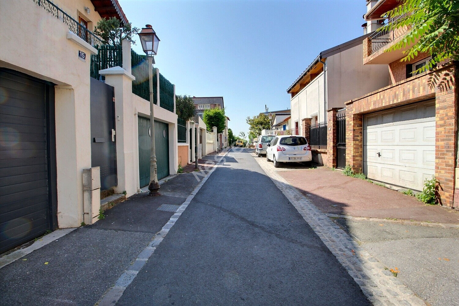 BAGNOLET, QUARTIER PAVILLONNAIRE A MOINS DE 10 MIN DU METRO, AU CALME D'UNE IMPASSE, MAISON AVEC TERRASSE, COUR, GARAGE ET SOUS-SOL