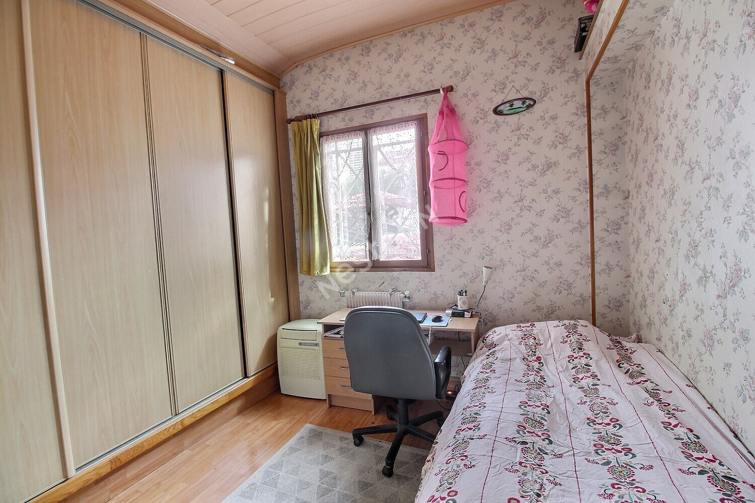 BAGNOLET, QUARTIER PAVILLONNAIRE A MOINS DE 10 MIN DU METRO, AU CALME D'UNE IMPASSE, MAISON AVEC TERRASSE, COUR, GARAGE ET SOUS-SOL