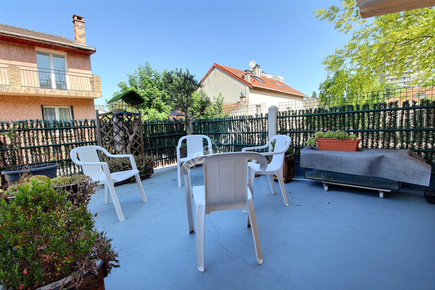 BAGNOLET, QUARTIER PAVILLONNAIRE A MOINS DE 10 MIN DU METRO, AU CALME D'UNE IMPASSE, MAISON AVEC TERRASSE, COUR, GARAGE ET SOUS-SOL