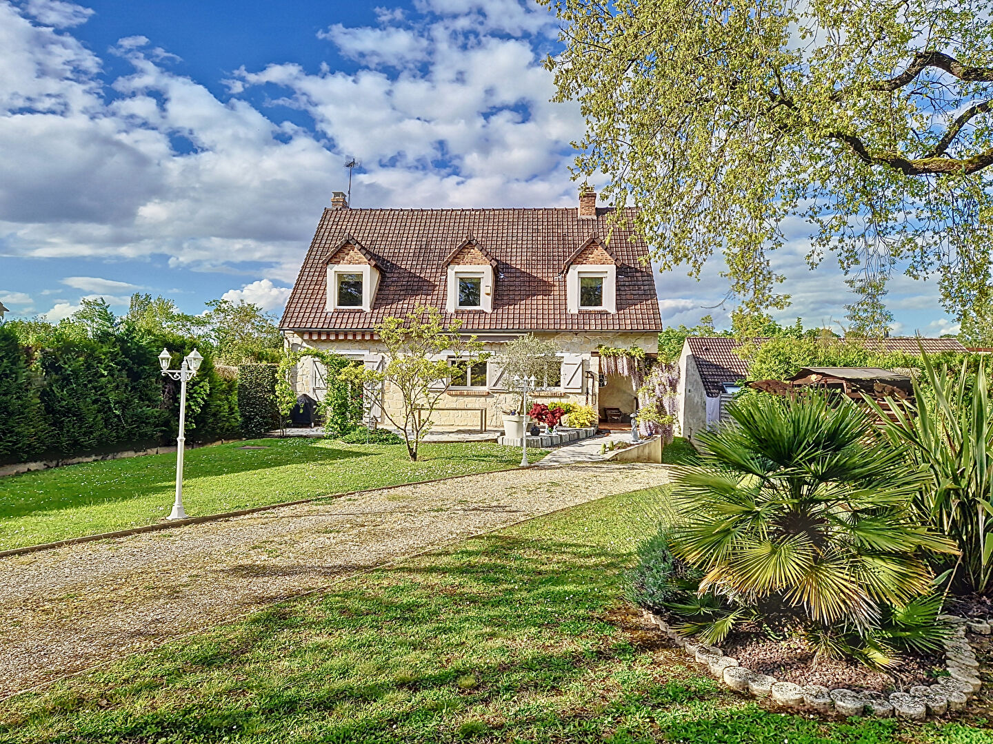 Magnifique Maison 7 pièces en parfait état avec jardin paysagé sans vis à vis d'environ 1282 m2 sur ponthierry, proche gare, écoles et promenades