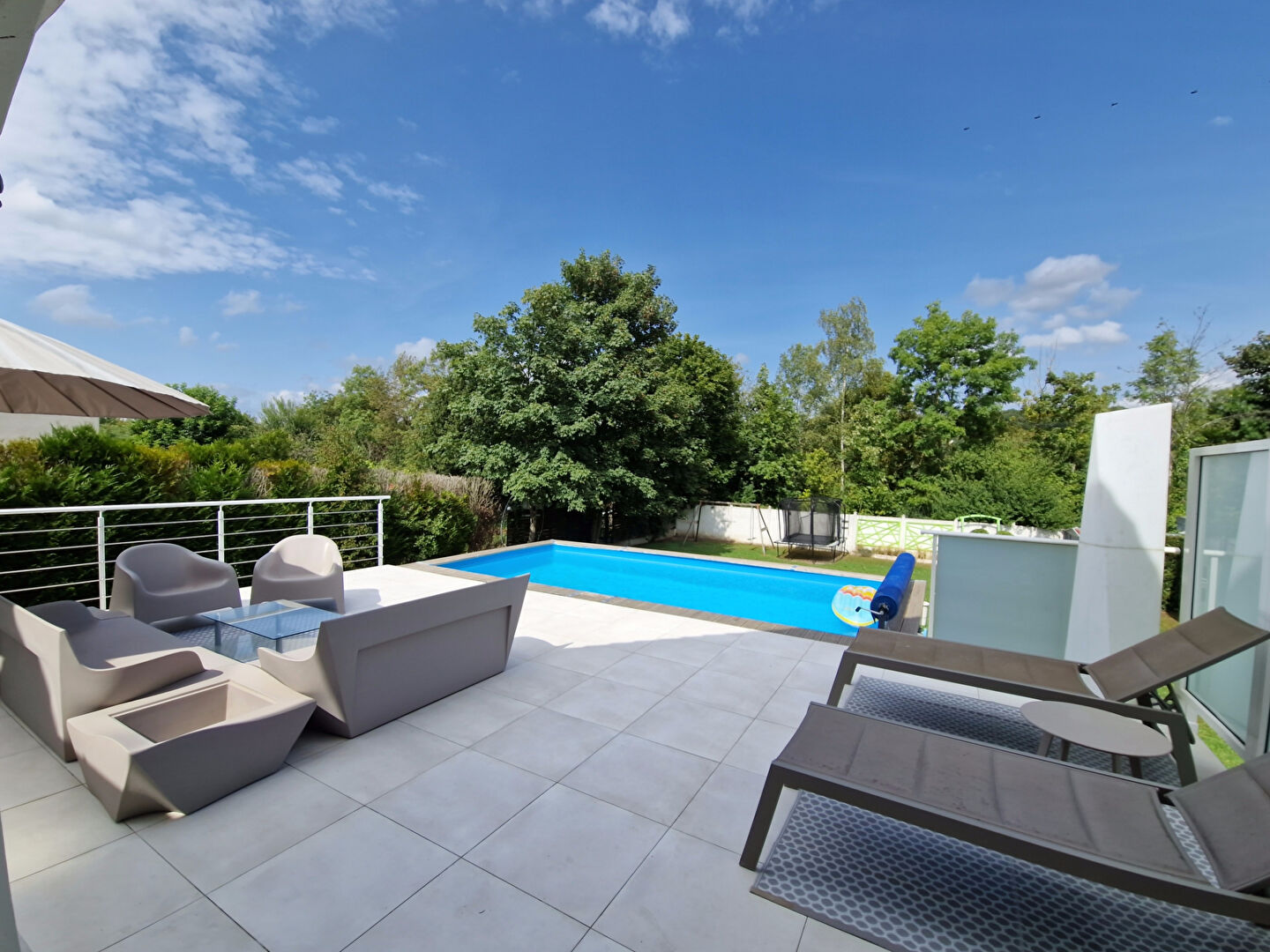 Magnifique Maison 7 pièces en parfait état avec jardin paysagé sans vis à vis d'environ 1282 m2 sur ponthierry, proche gare, écoles et promenades