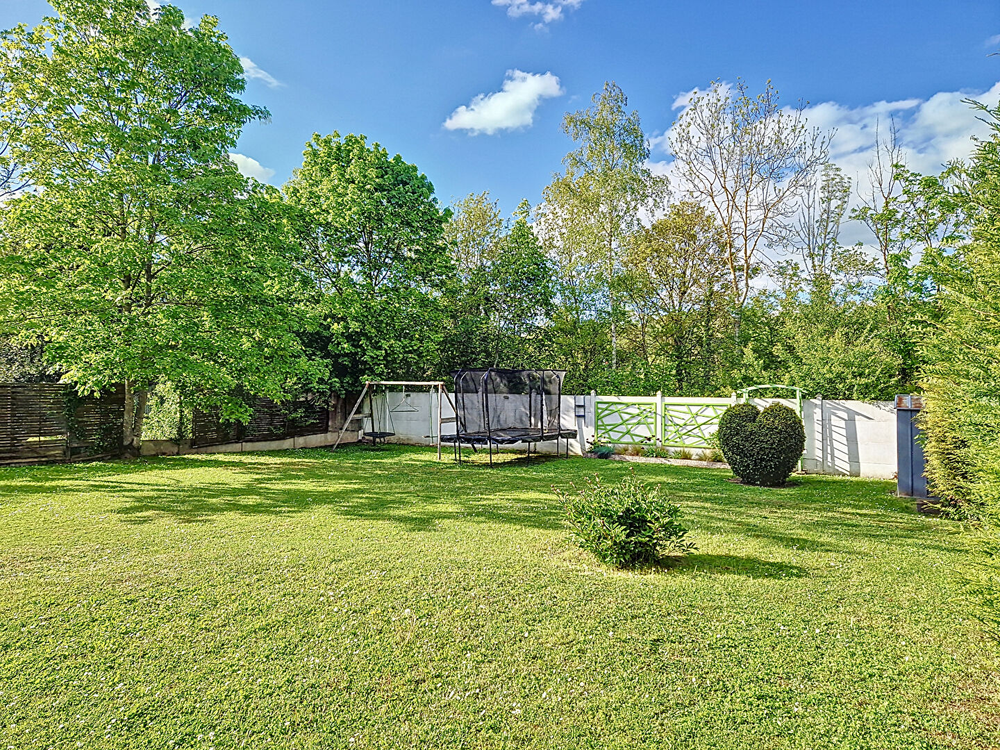 Magnifique Maison 7 pièces en parfait état avec jardin paysagé sans vis à vis d'environ 1282 m2 sur ponthierry, proche gare, écoles et promenades