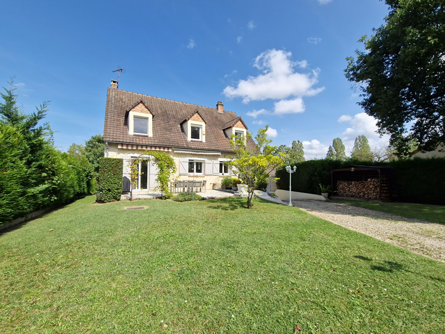 Magnifique Maison 7 pièces en parfait état avec jardin paysagé sans vis à vis d'environ 1282 m2 sur ponthierry, proche gare, écoles et promenades