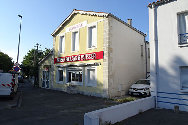 Vente local-professionnel au gua (17600)