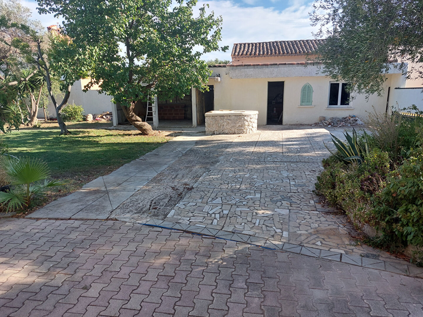 Maison en 2 appartements La Seyne Sur de 6  pièces d'environ 135 m² avec garage sur un terrain de 2264 m2