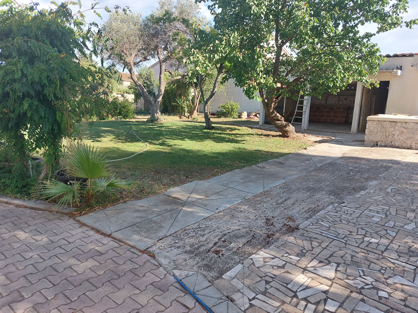 Maison en 2 appartements La Seyne Sur de 6  pièces d'environ 135 m² avec garage sur un terrain de 2264 m2