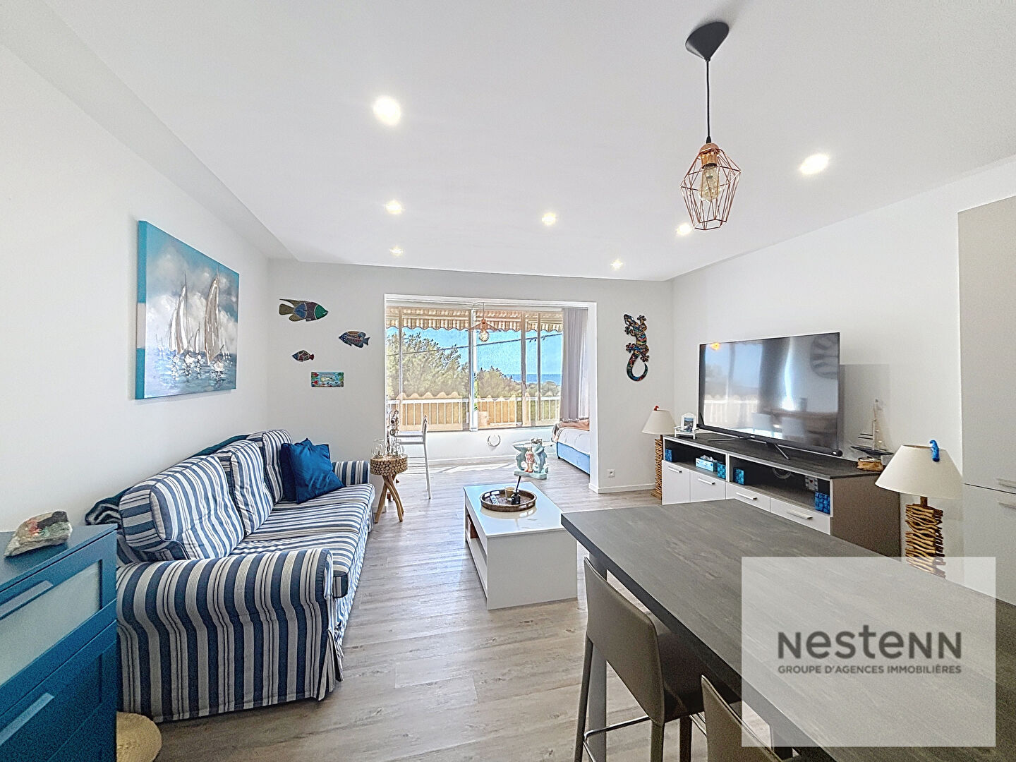 Appartement Bandol de  2 pièces de 49.80 m² avec vue mer  en dernier étage avecc parking privé