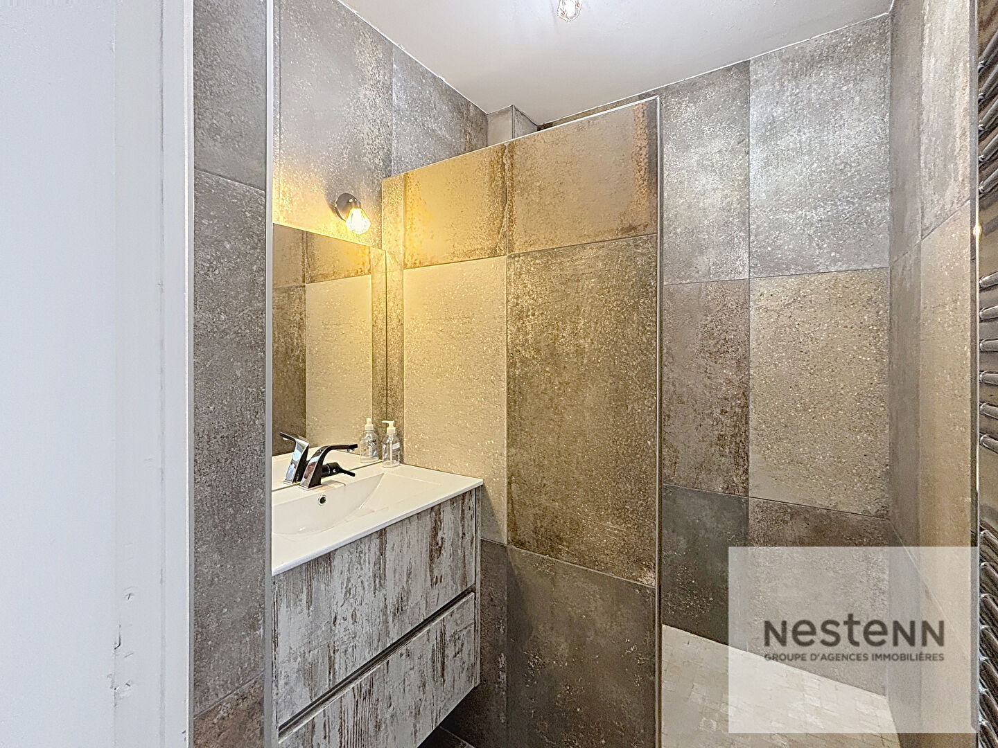Appartement Bandol de  2 pièces de 49.80 m² avec vue mer  en dernier étage avecc parking privé