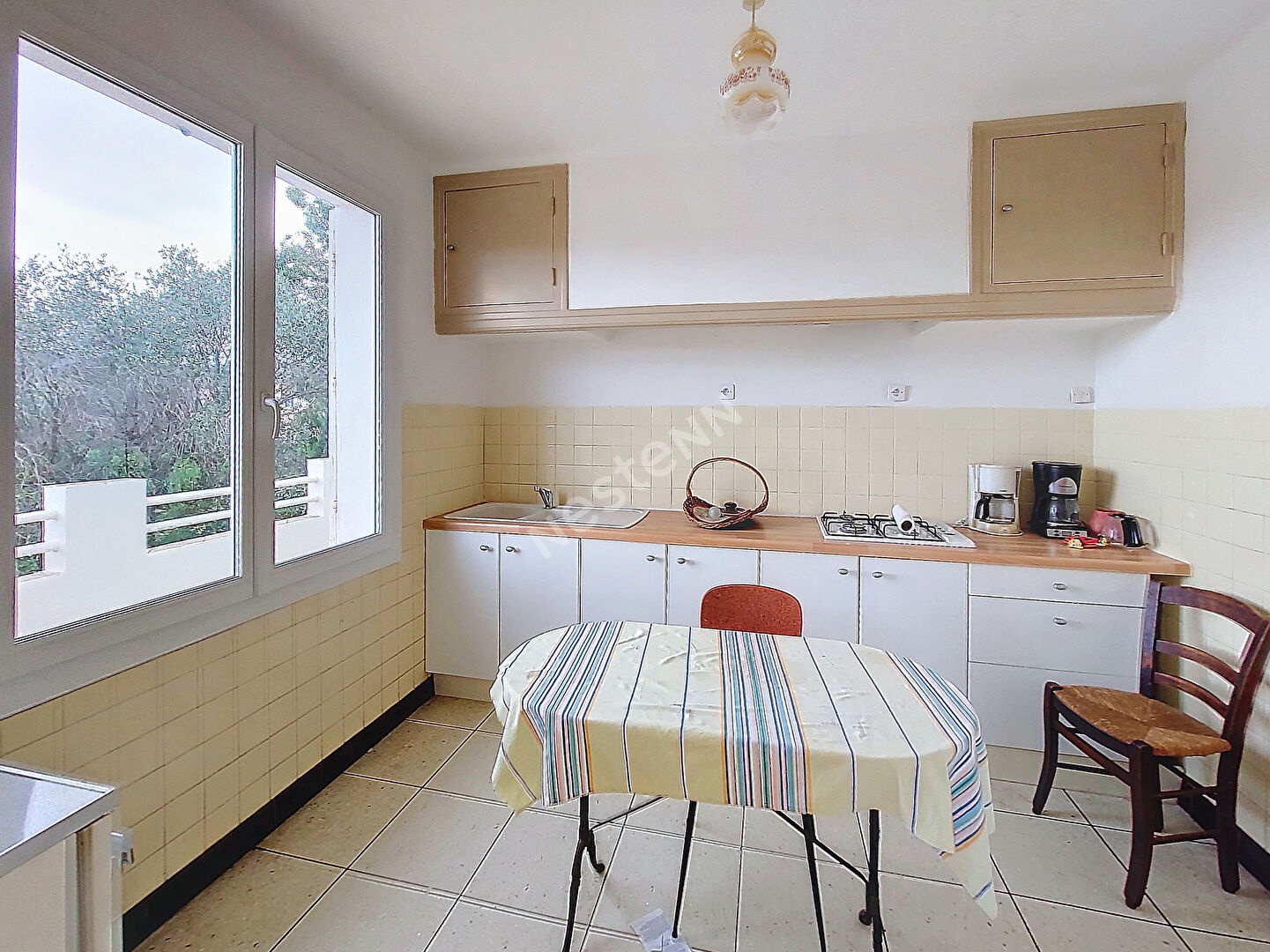 Maison en 2 appartements La Seyne Sur de 6  pièces d'environ 135 m² avec garage sur un terrain de 2264 m2