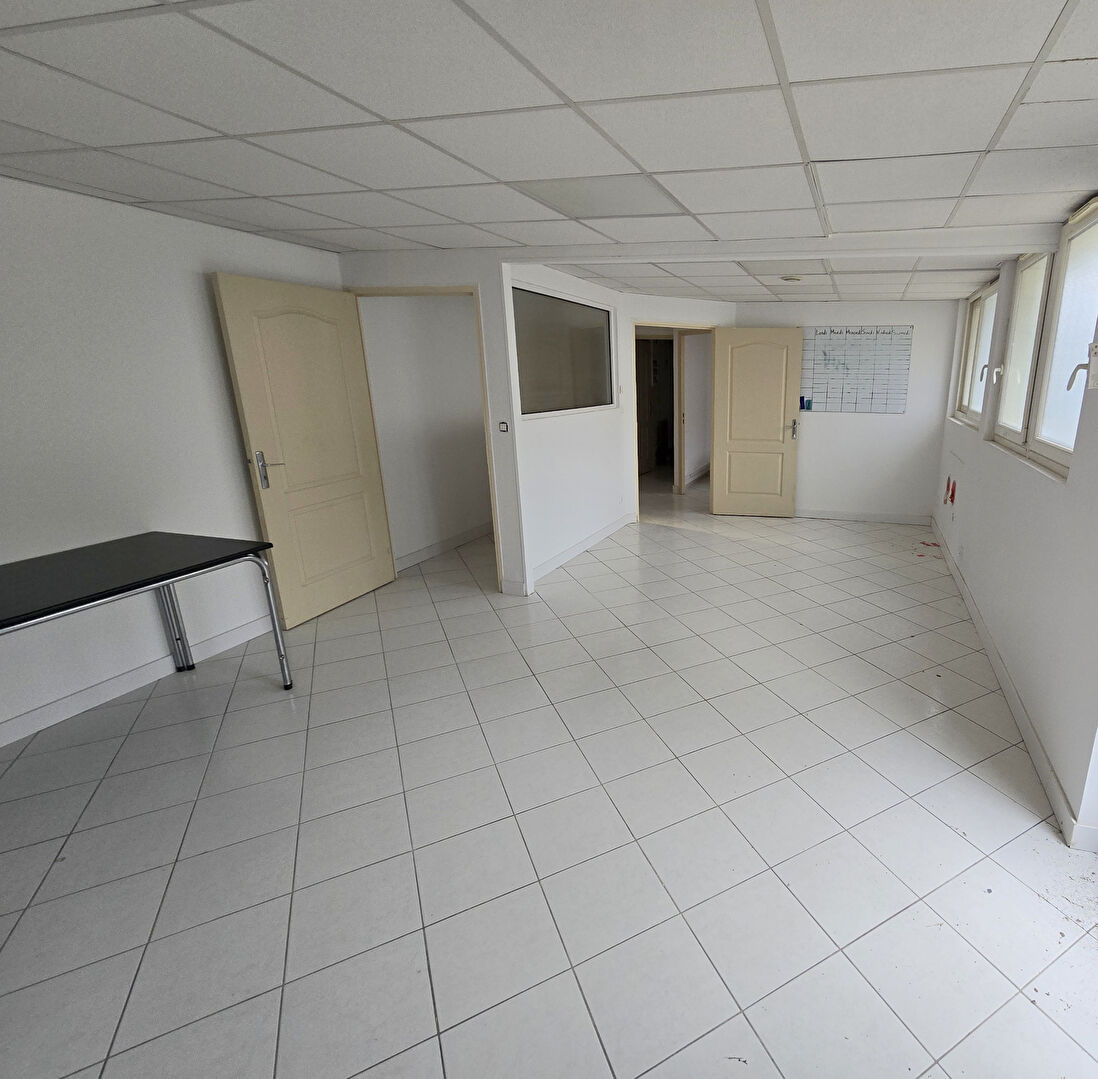 Immeuble de Bureaux  à usage industriel ou commercial. 1100m²  - 44 places de parking