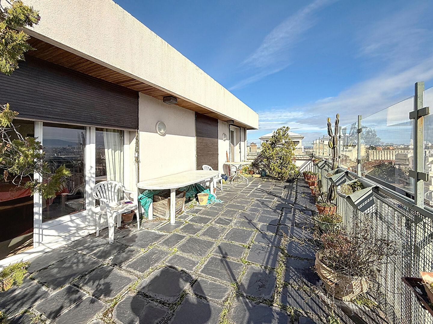 DANTON  128 m² dernier étage très lumineux, terrasse, vue, 2 caves, 2 stationnements