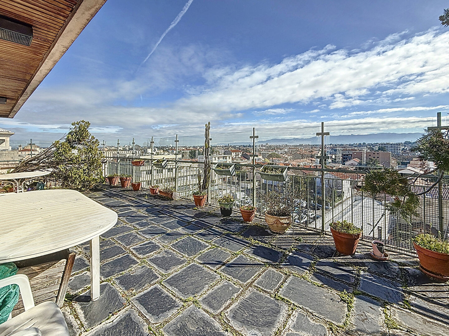 DANTON  128 m² dernier étage très lumineux, terrasse, vue, 2 caves, 2 stationnements
