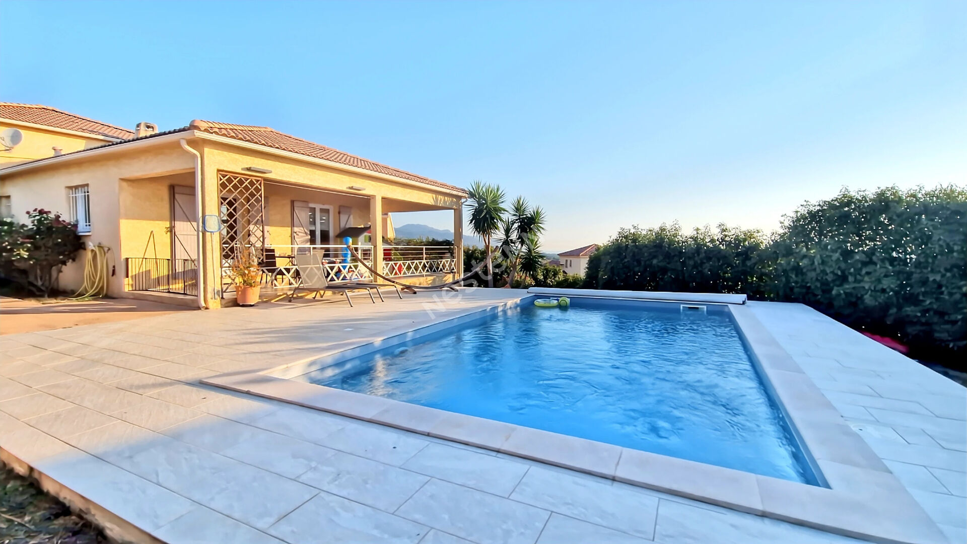 Sur les hauteurs de Biguglia villa  avec piscine et vue mer sans vis à vis