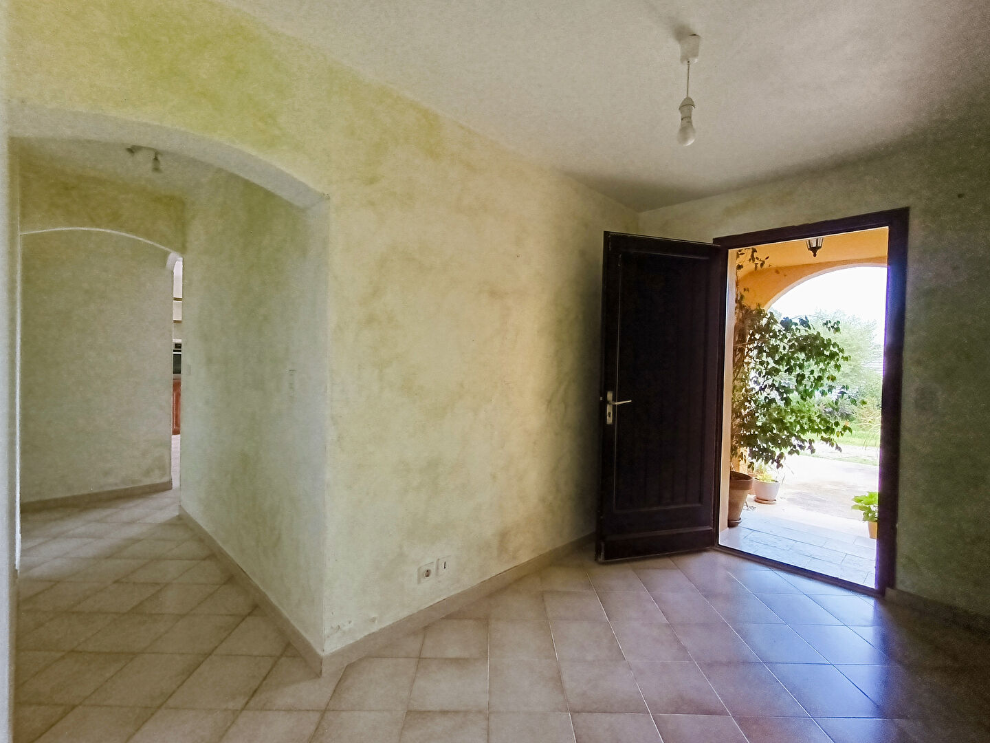 APPARTEMENT DANS UNE MAISON EN RDC AU CALME COMMUNE DE BIGUGLIA 20620