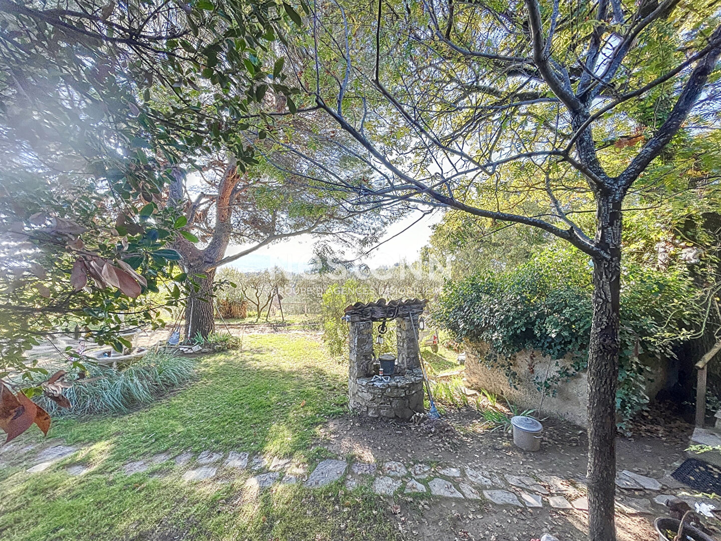 Mas Cucuron 150 m2 au pied du Luberon  sur une parcelle  de 4 hectares