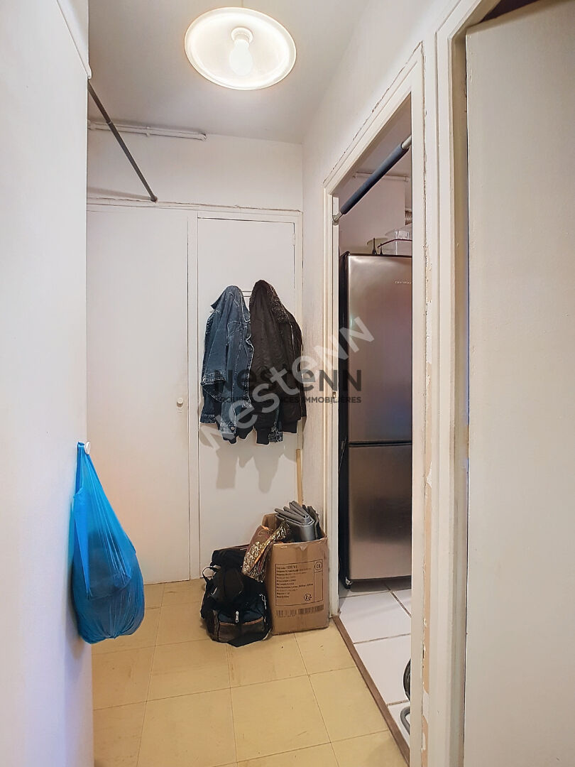 Appartement Saint Martin D'Hères T1 pièce avec vue sur parc et place de parking privative.