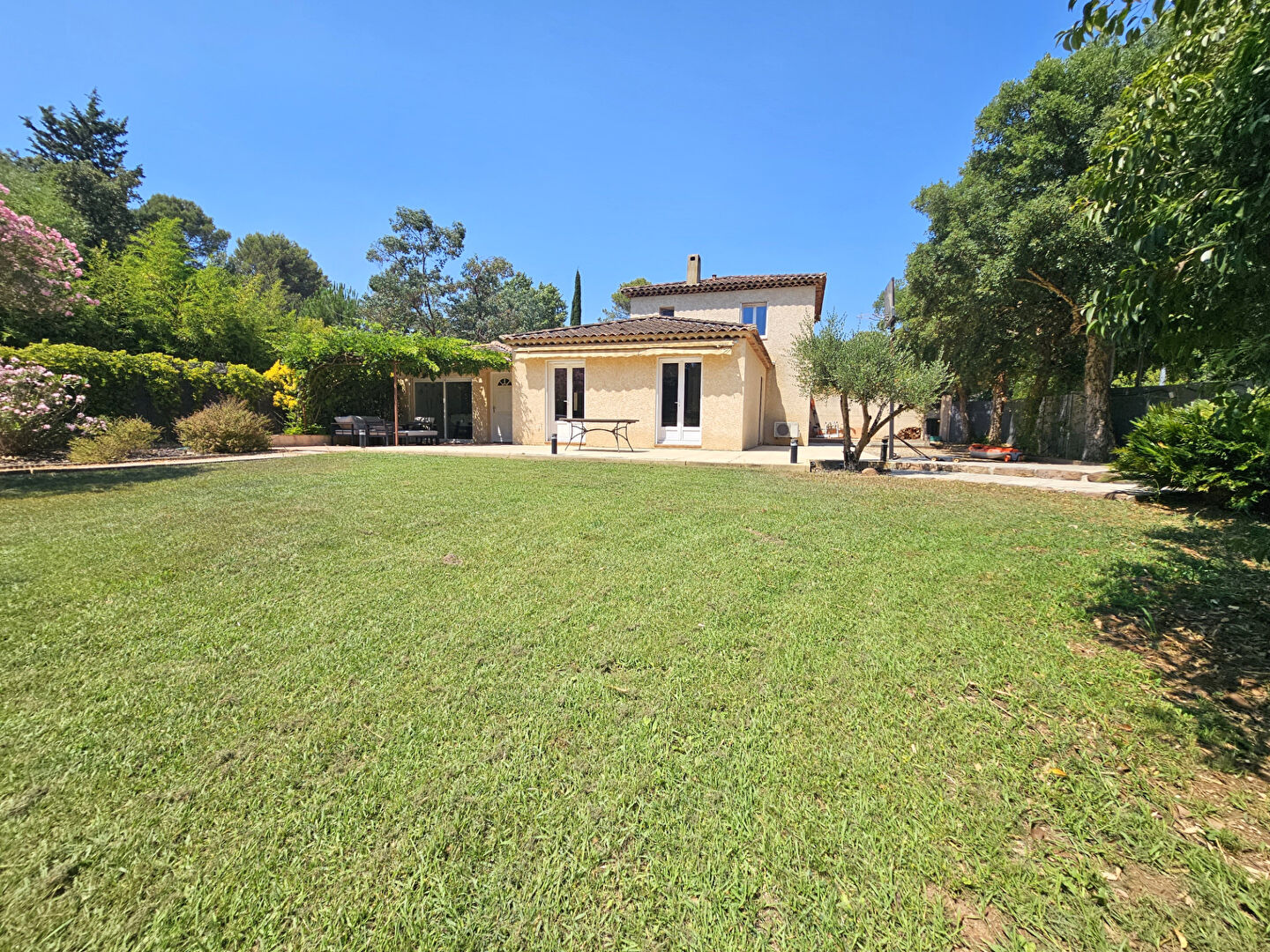 A vendre -Maison La Crau 5 pièce(s)  140 m² - 1853 m² de terrain, quartier résidentiel, Piscine.