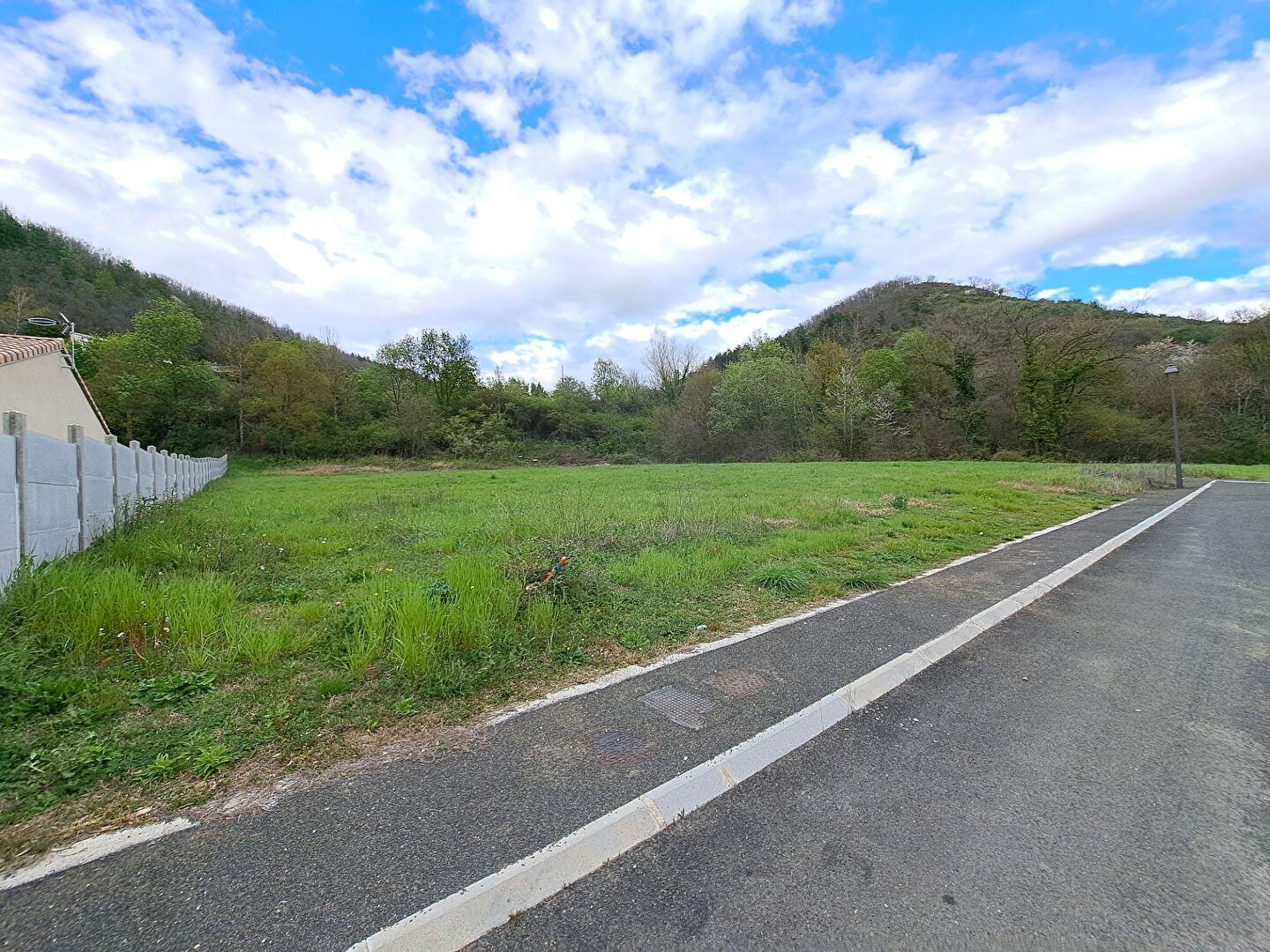A VENDRE TERRAIN 1348M² / RESEAUX en bordures