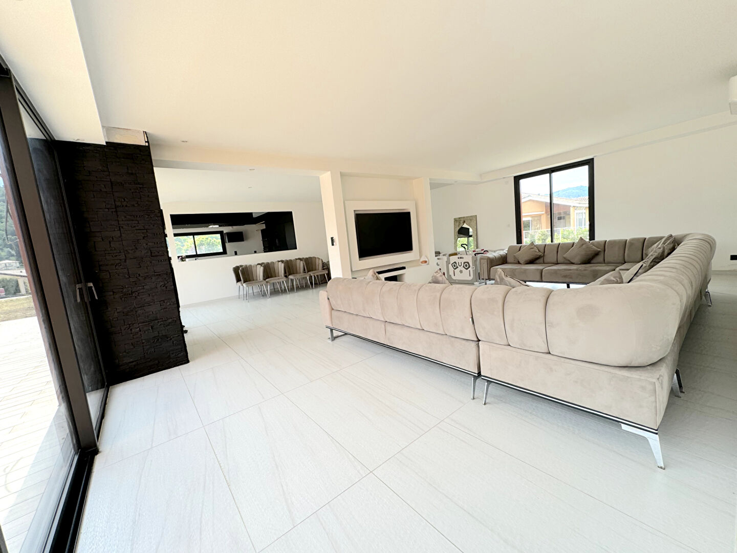 À VENDRE : SUBLIME VILLA CONTEMPORAINE DE 301 M2 AVEC PISCINE À FERRIERES
