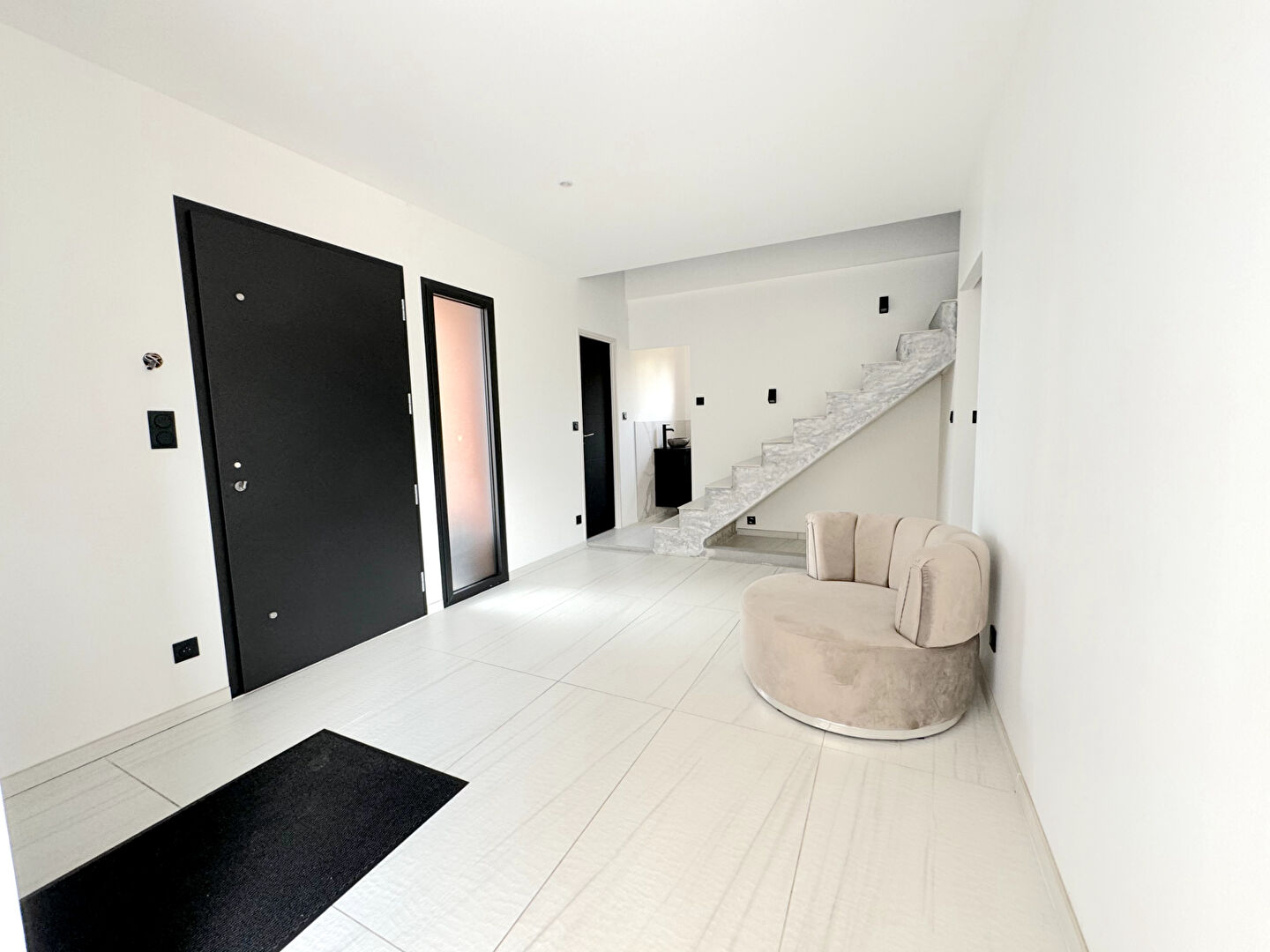 À VENDRE : SUBLIME VILLA CONTEMPORAINE DE 301 M2 AVEC PISCINE À FERRIERES