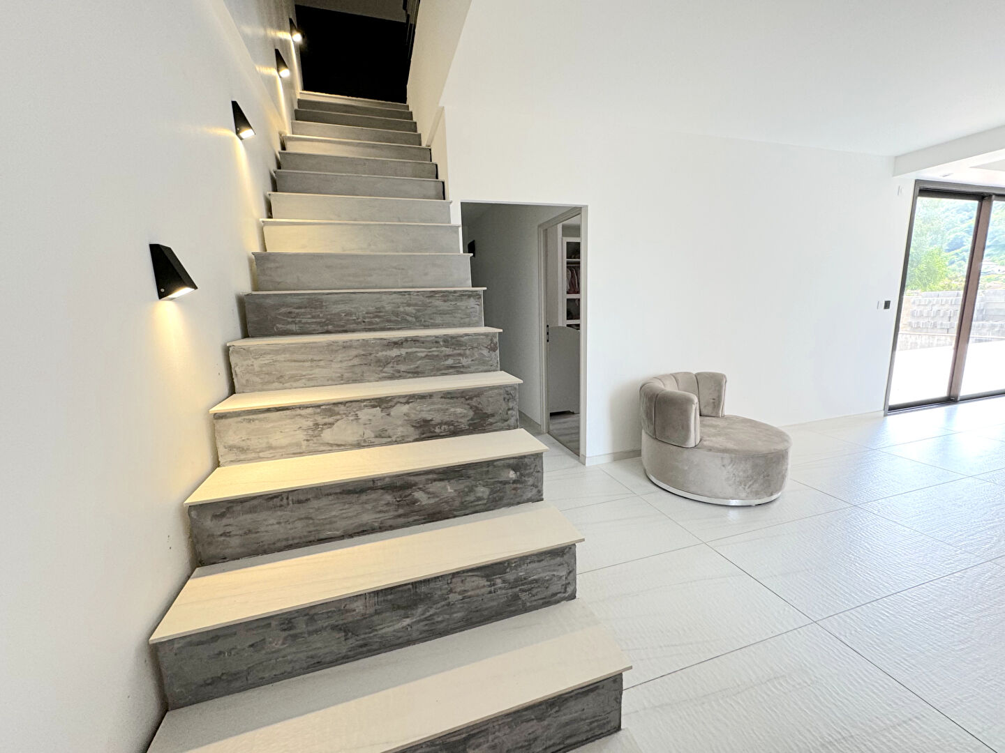 À VENDRE : SUBLIME VILLA CONTEMPORAINE DE 301 M2 AVEC PISCINE À FERRIERES