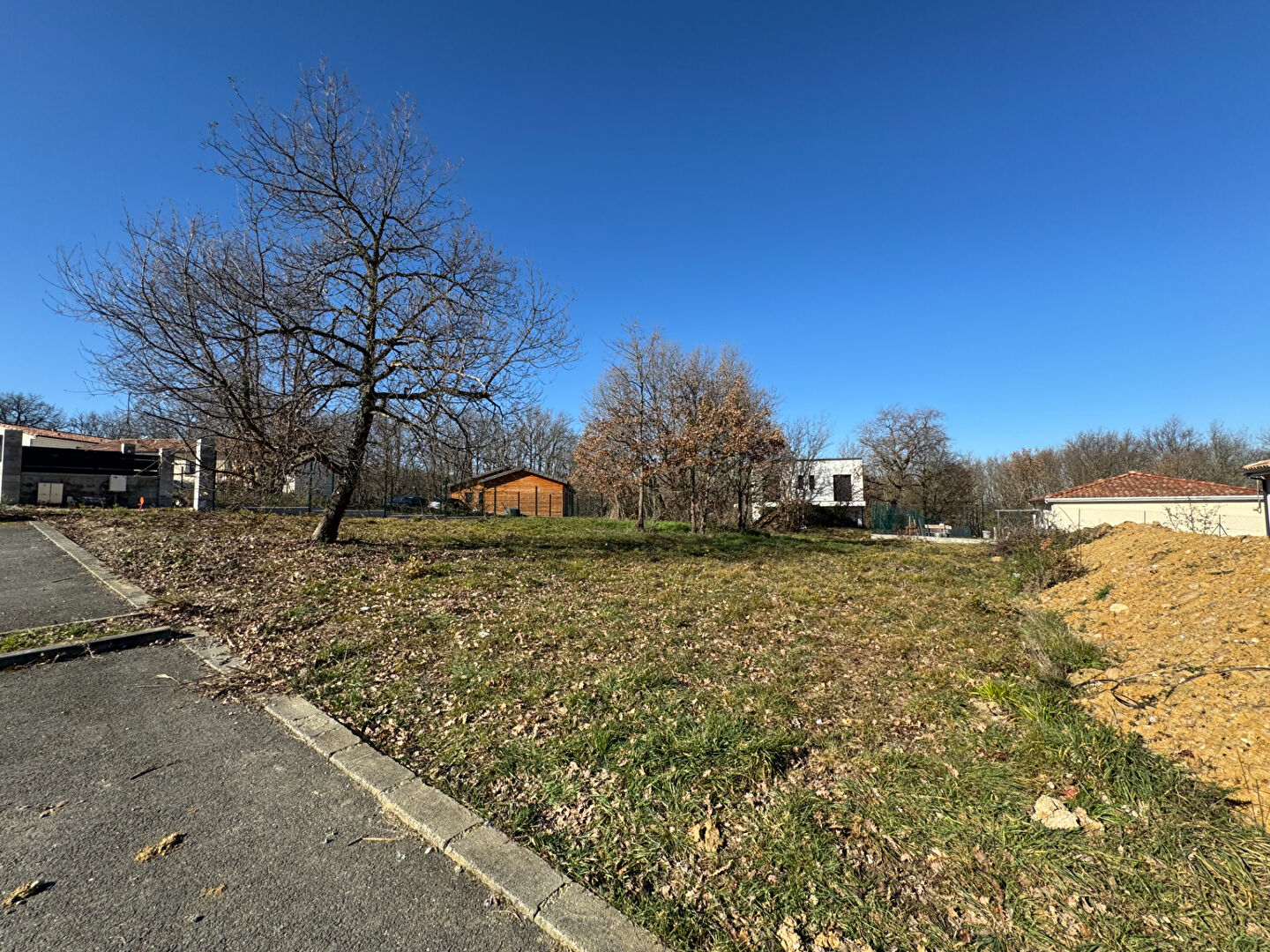 A VENDRE PROCHE AUTERIVE: TERRAIN DE 509 M2 VIABILISE, LIBRE DE TOUS CONSTRUCTEURS