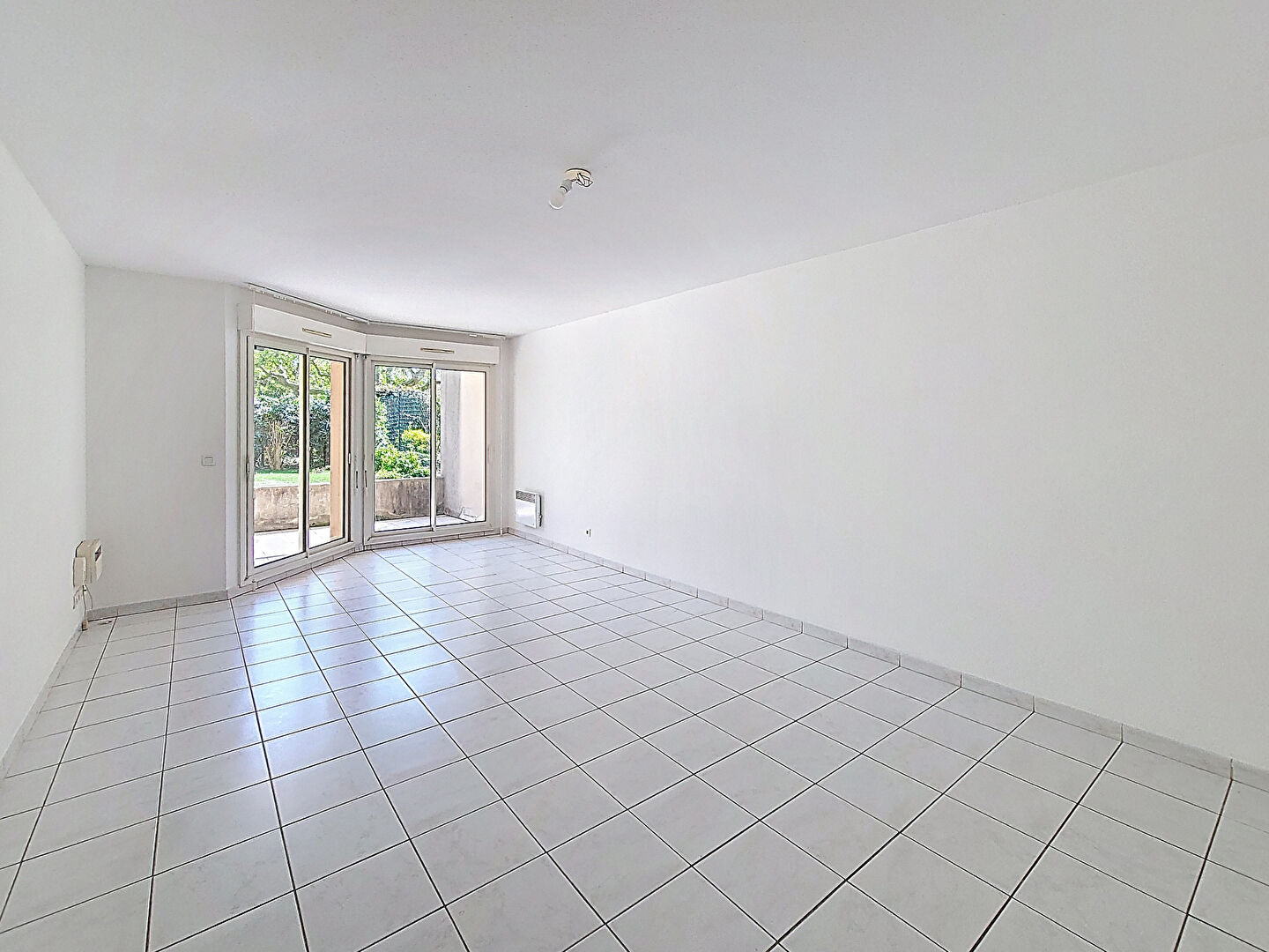 PLEIN COEUR DU VILLAGE DE ST BARNABE - Appartement T3 - 2 chambres - en Rez-de-Jardin avec Jardin Privé et 1 Garage box  inclus