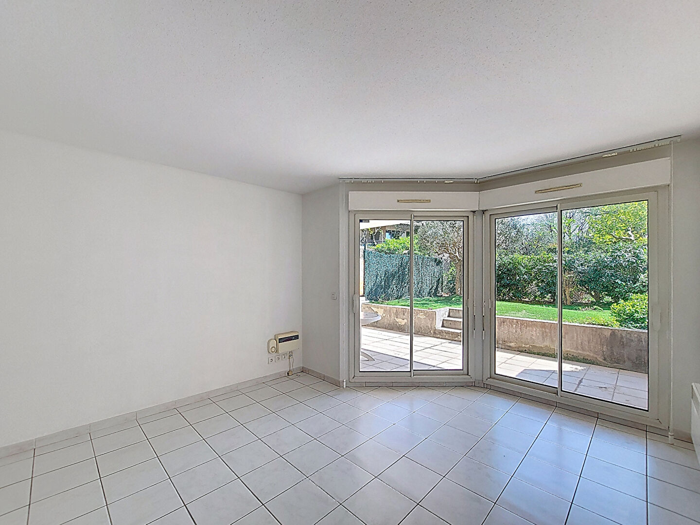 PLEIN COEUR DU VILLAGE DE ST BARNABE - Appartement T3 - 2 chambres - en Rez-de-Jardin avec Jardin Privé et 1 Garage box  inclus