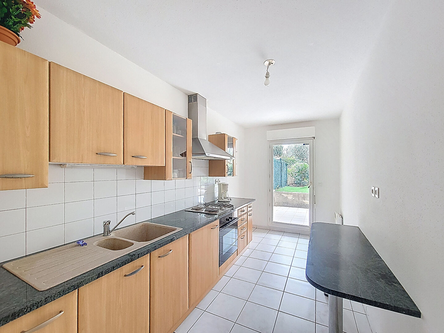 PLEIN COEUR DU VILLAGE DE ST BARNABE - Appartement T3 - 2 chambres - en Rez-de-Jardin avec Jardin Privé et 1 Garage box  inclus