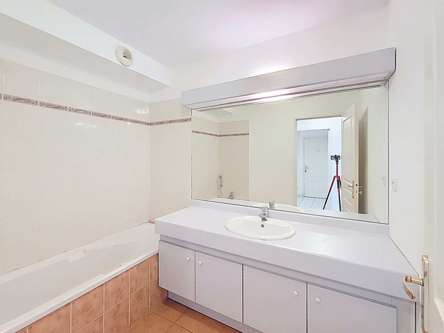 PLEIN COEUR DU VILLAGE DE ST BARNABE - Appartement T3 - 2 chambres - en Rez-de-Jardin avec Jardin Privé et 1 Garage box  inclus