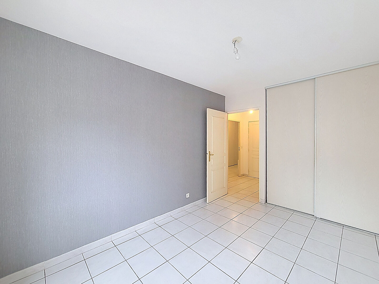 PLEIN COEUR DU VILLAGE DE ST BARNABE - Appartement T3 - 2 chambres - en Rez-de-Jardin avec Jardin Privé et 1 Garage box  inclus