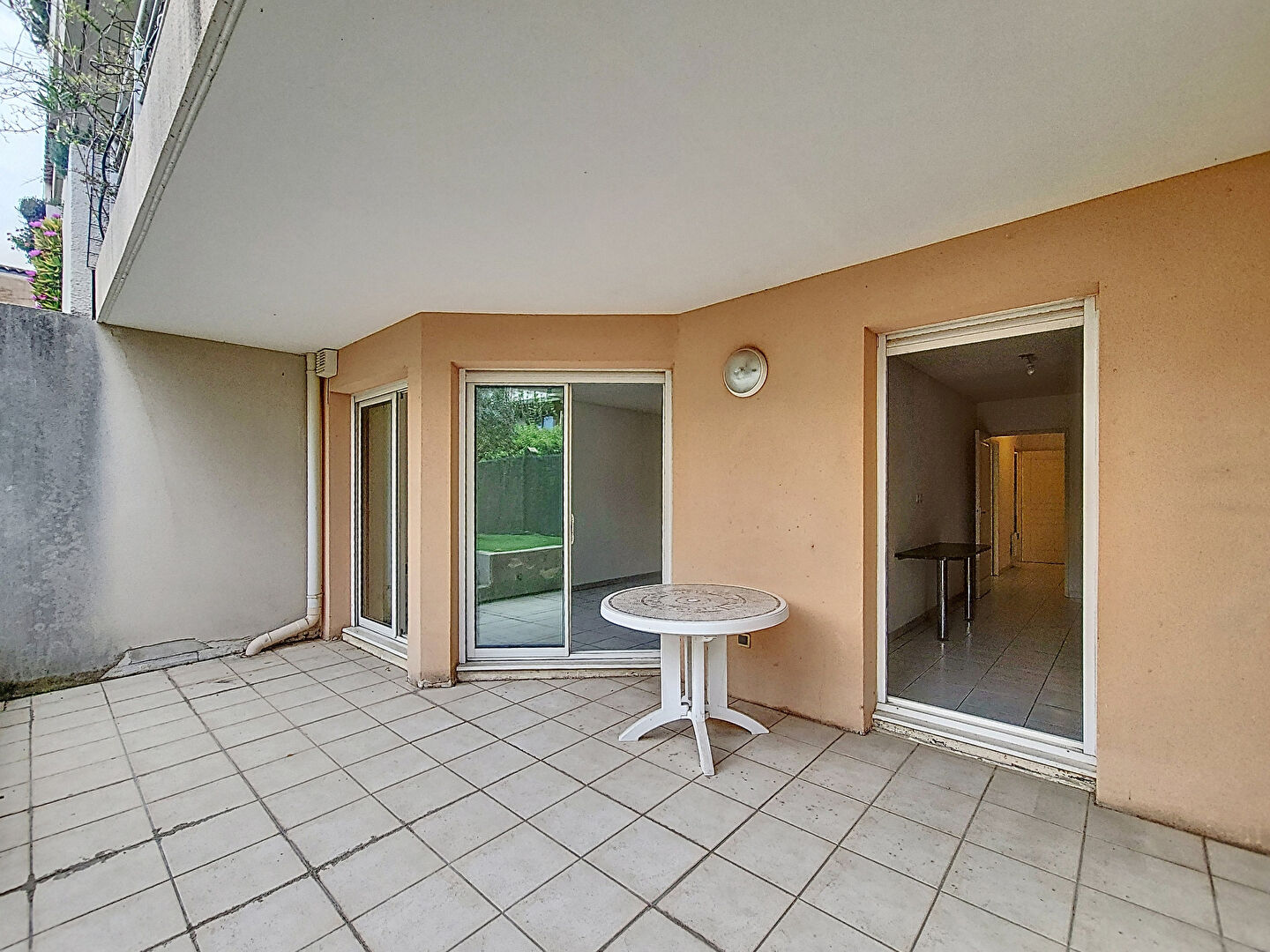 PLEIN COEUR DU VILLAGE DE ST BARNABE - Appartement T3 - 2 chambres - en Rez-de-Jardin avec Jardin Privé et 1 Garage box  inclus