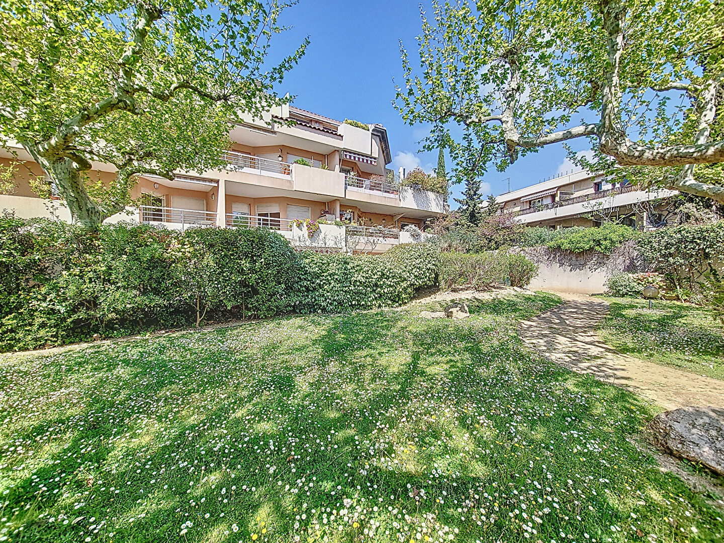 PLEIN COEUR DU VILLAGE DE ST BARNABE - Appartement T3 - 2 chambres - en Rez-de-Jardin avec Jardin Privé et 1 Garage box  inclus