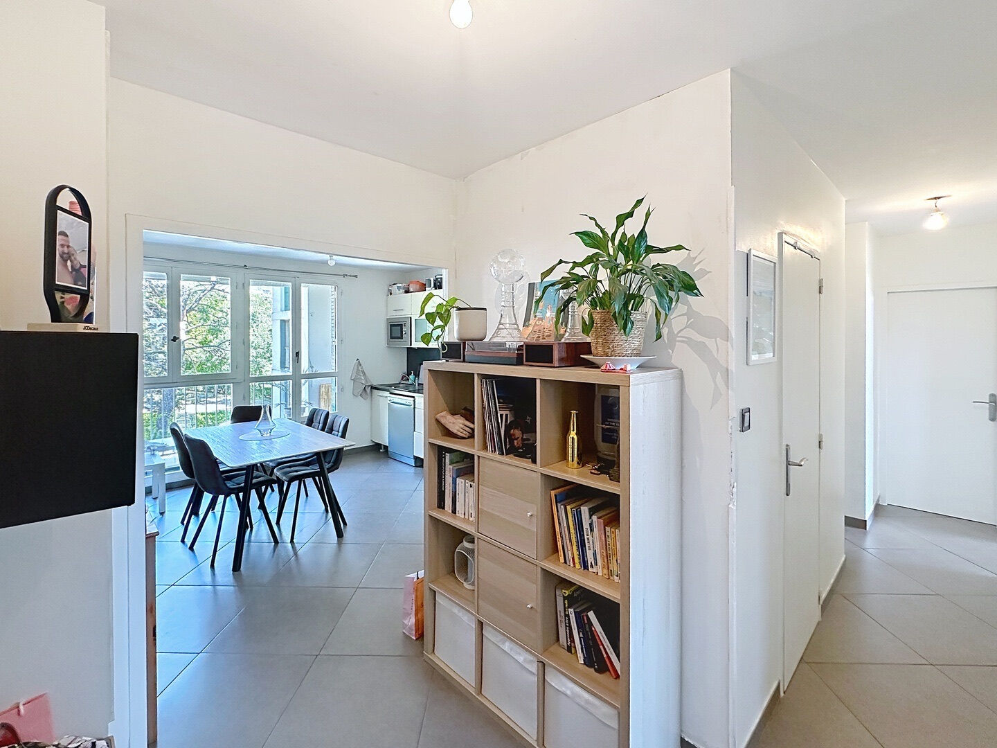 Appartement 3 pièce(s) 72 m²  avec extérieur, deux chambres, stationnement libre, avec une cave. Vendu  LOUE