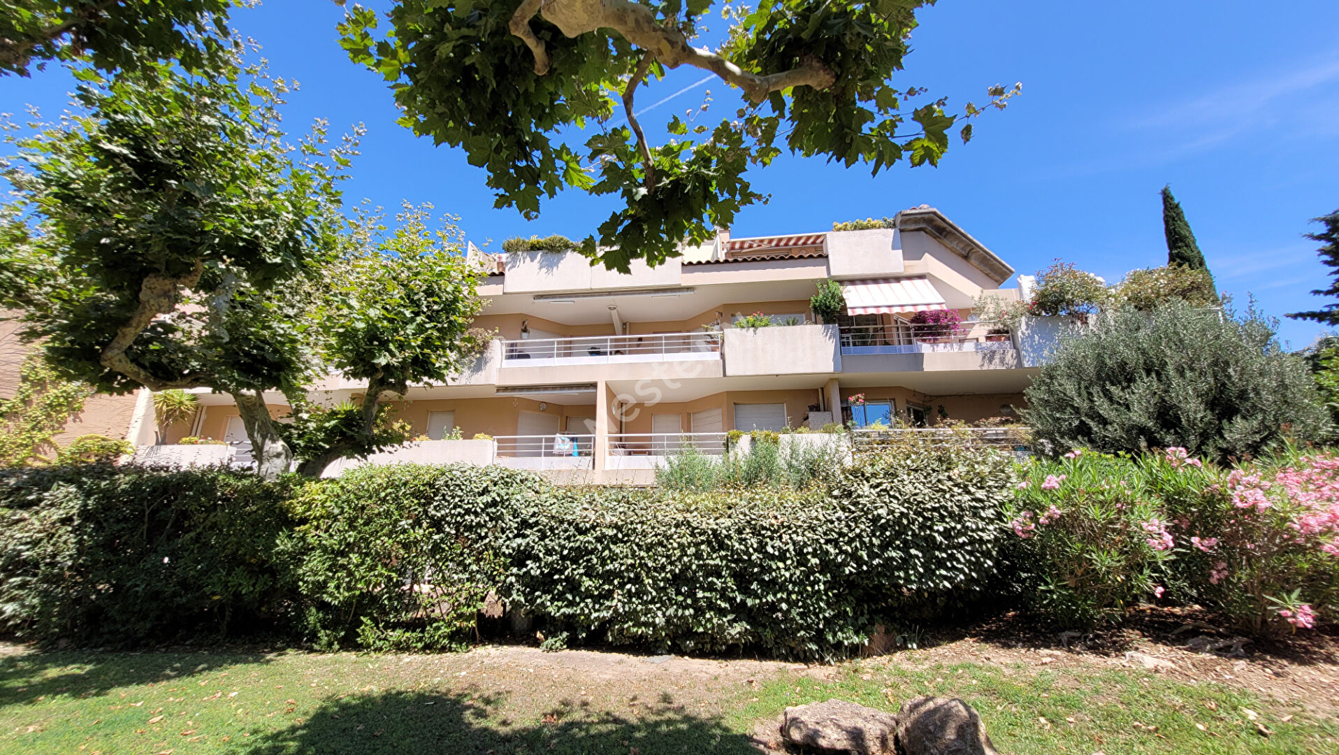 PLEIN COEUR DU VILLAGE DE ST BARNABE - Appartement T3 - 2 chambres - en Rez-de-Jardin avec Jardin Privé et 1 Garage box  inclus