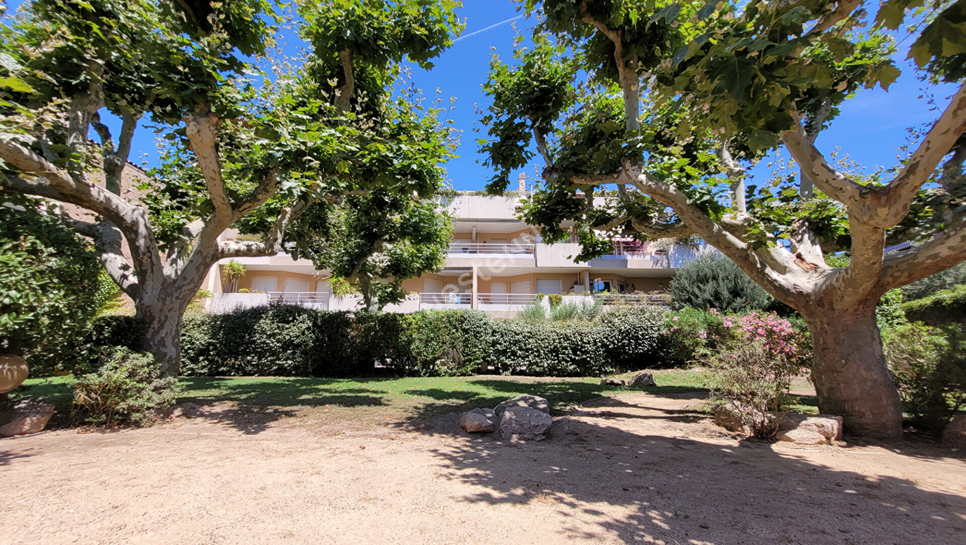 PLEIN COEUR DU VILLAGE DE ST BARNABE - Appartement T3 - 2 chambres - en Rez-de-Jardin avec Jardin Privé et 1 Garage box  inclus