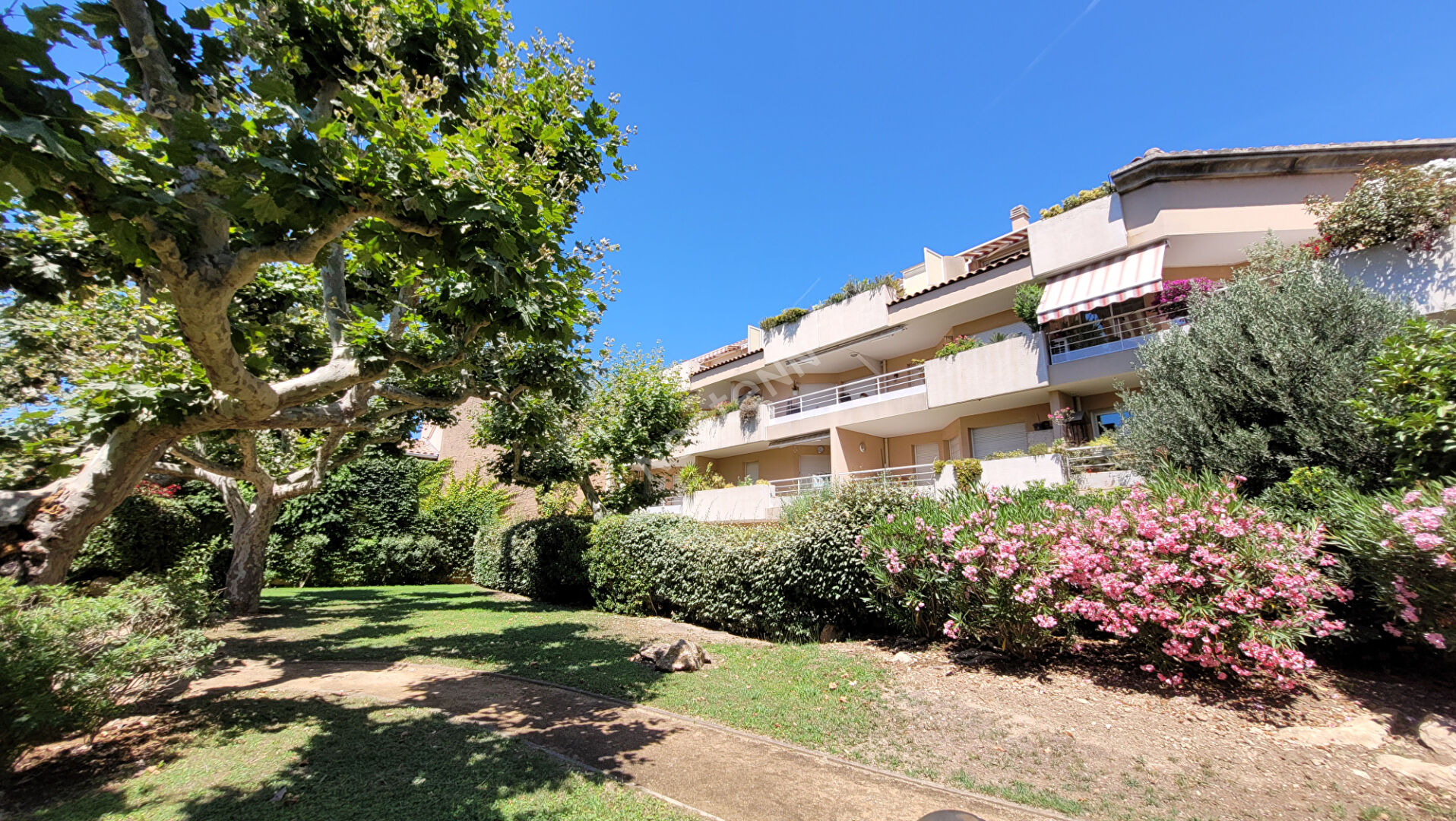 PLEIN COEUR DU VILLAGE DE ST BARNABE - Appartement T3 - 2 chambres - en Rez-de-Jardin avec Jardin Privé et 1 Garage box  inclus