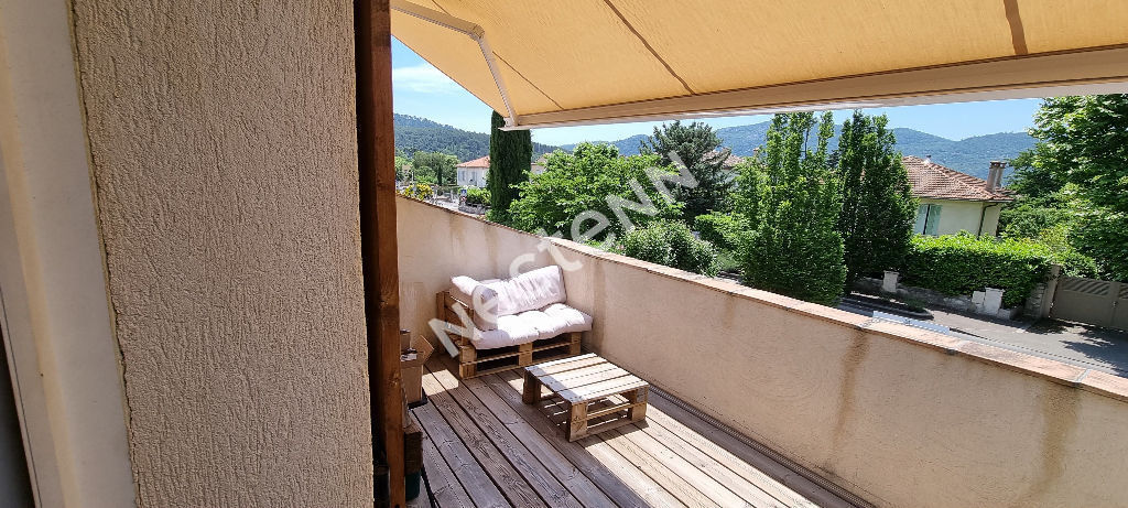Appartement Gemenos 3 pièce(s) 100 m2 +terrasse +2 places de stationnement