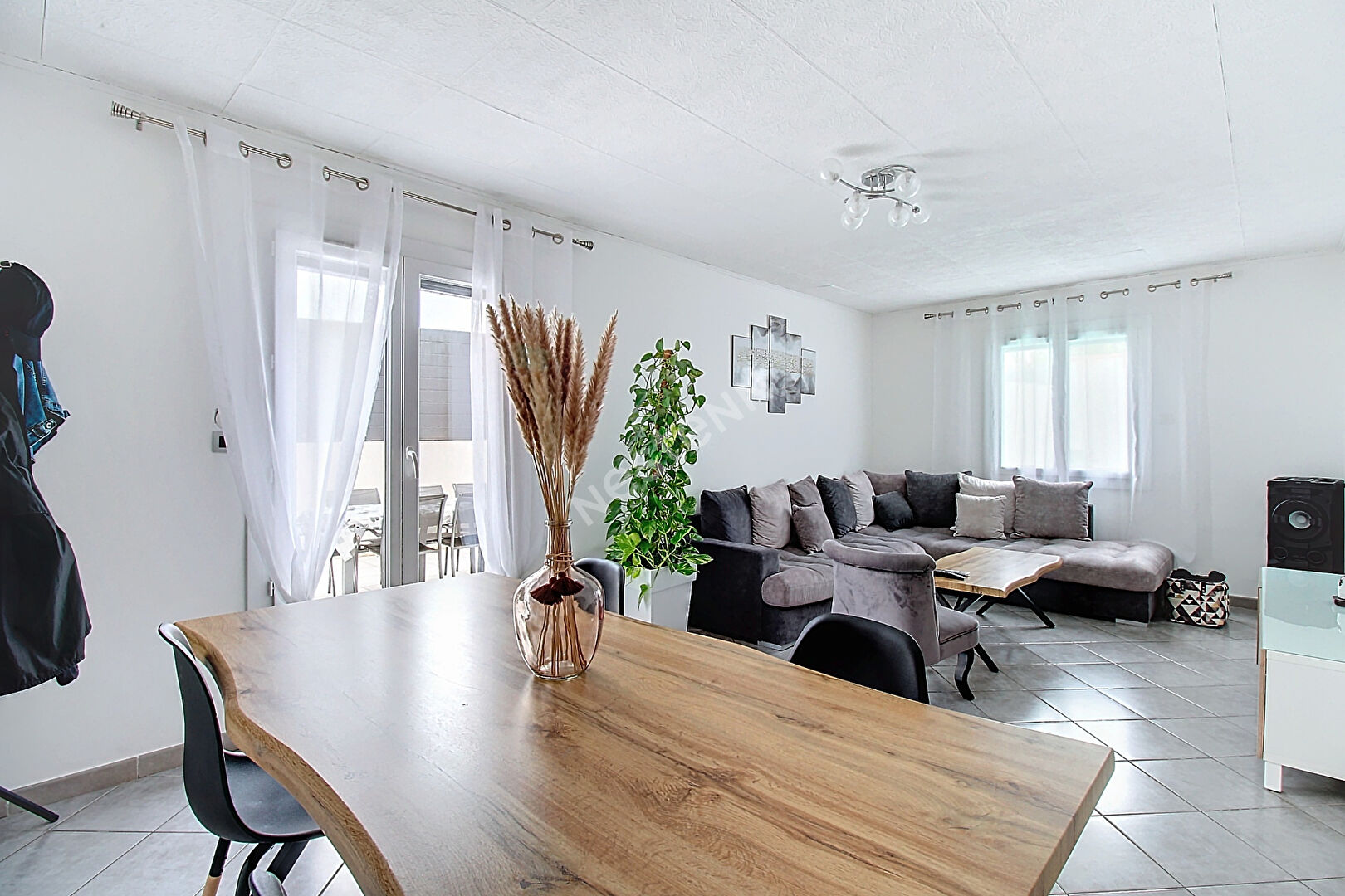 Vitrolles Maison 4 pièces de 82m² environ avec piscine et garage entièrement rénovée avec  + garage + piscine