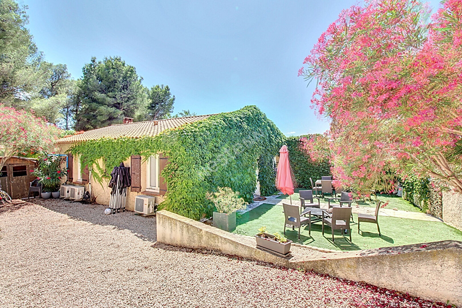 Vitrolles, Maison 5 pièces 106 m2 sur une parcelle d'environ 419m² avec piscine.