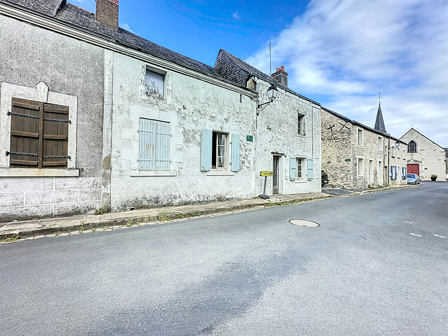 A VENDRE - Maison à rénover dans le bourg de La Jaille Yvon, d'une superficie de 117m2 avec un terrain de plus de 300m2