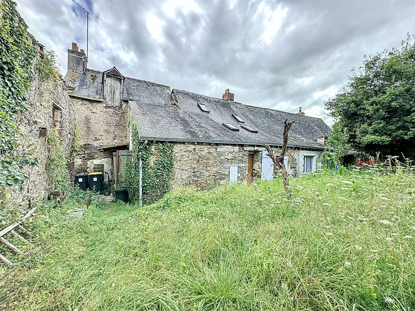 A VENDRE - Maison à rénover dans le bourg de La Jaille Yvon, d'une superficie de 117m2 avec un terrain de plus de 300m2