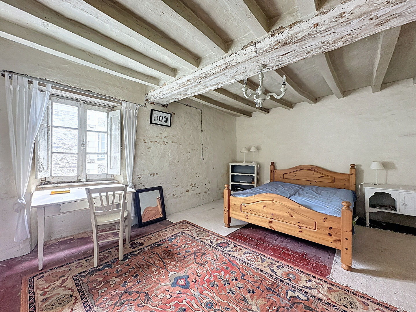 A VENDRE - Maison à rénover dans le bourg de La Jaille Yvon, d'une superficie de 117m2 avec un terrain de plus de 300m2