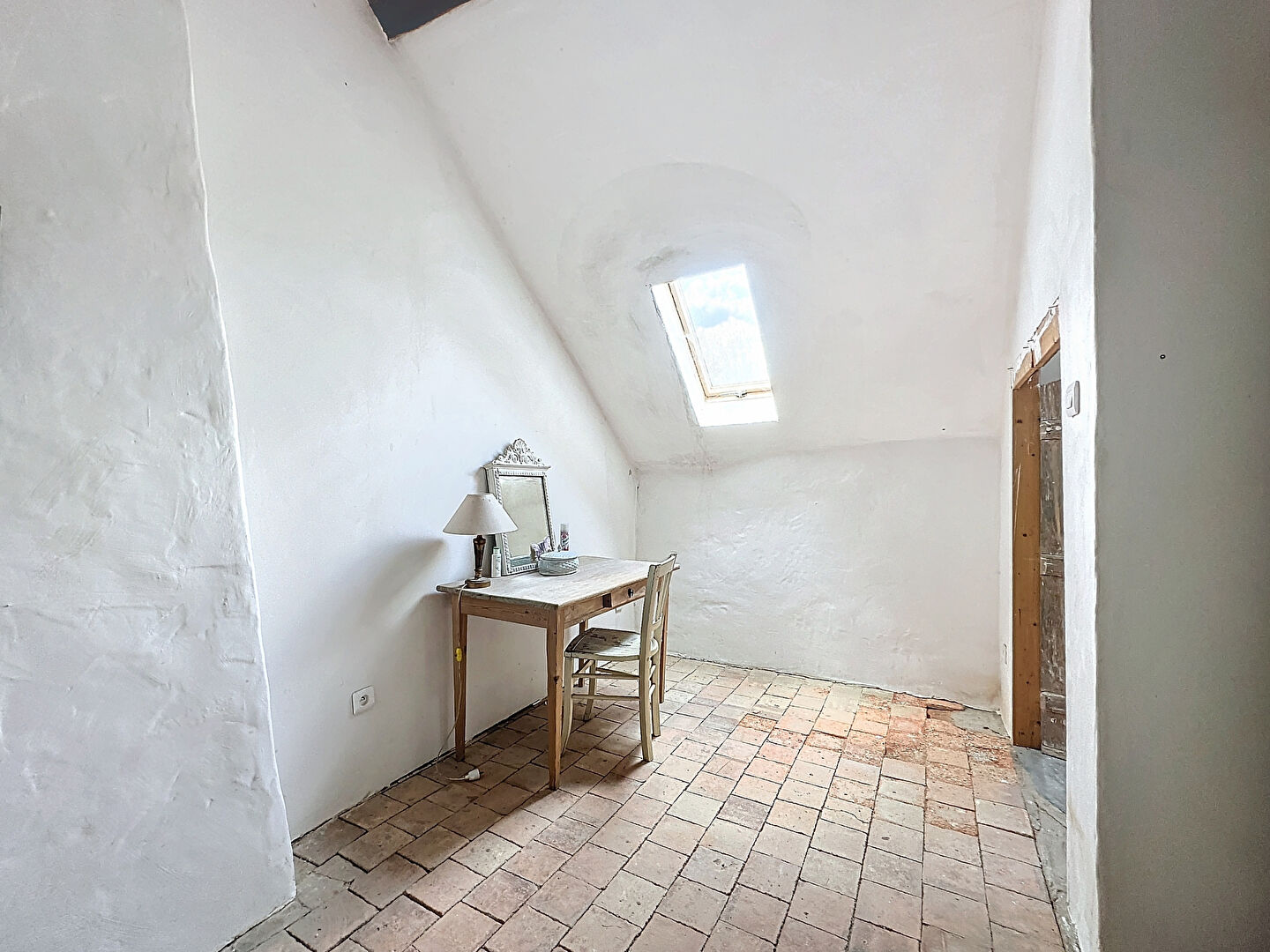 A VENDRE - Maison à rénover dans le bourg de La Jaille Yvon, d'une superficie de 117m2 avec un terrain de plus de 300m2