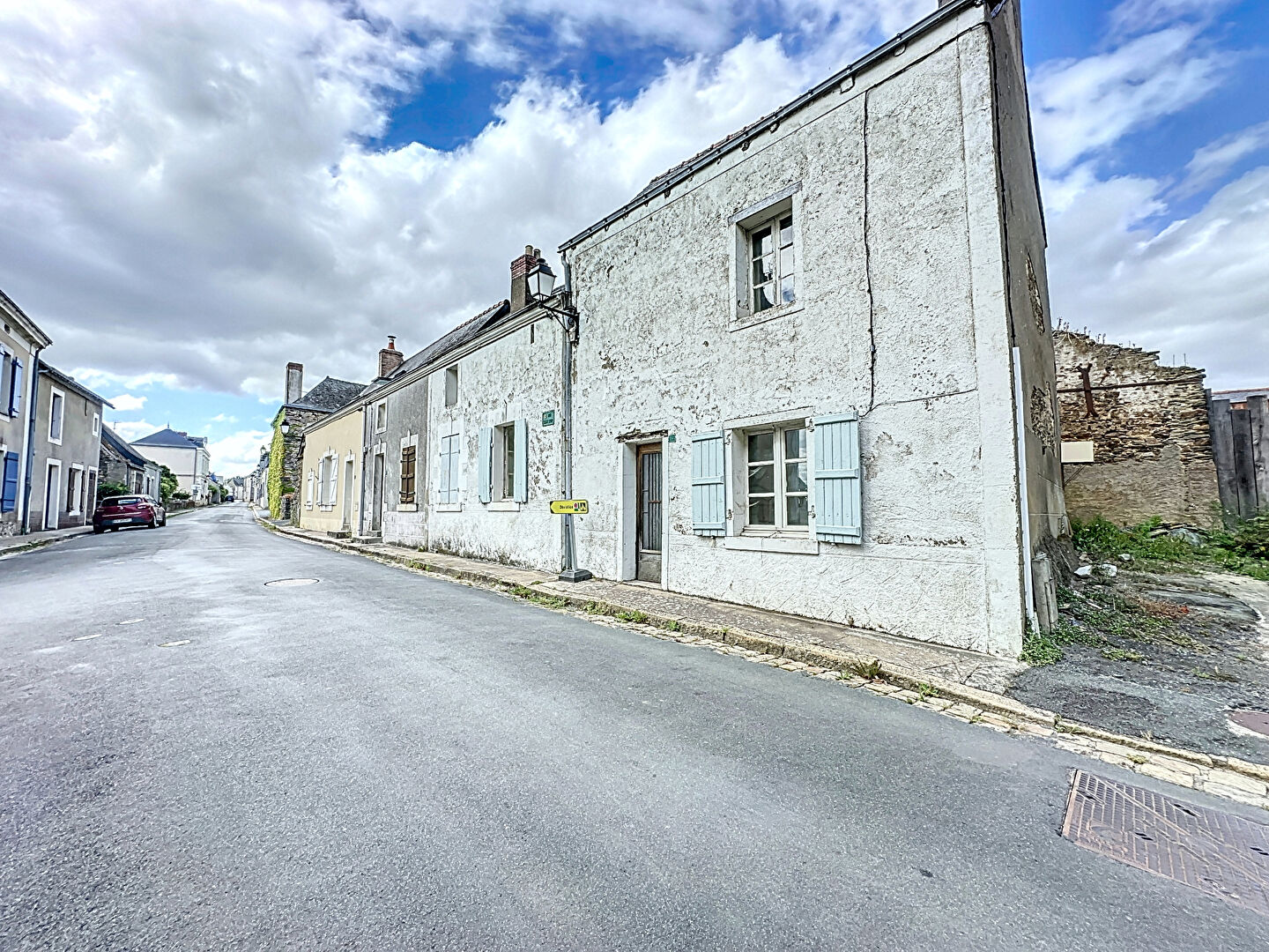 A VENDRE - Maison à rénover dans le bourg de La Jaille Yvon, d'une superficie de 117m2 avec un terrain de plus de 300m2
