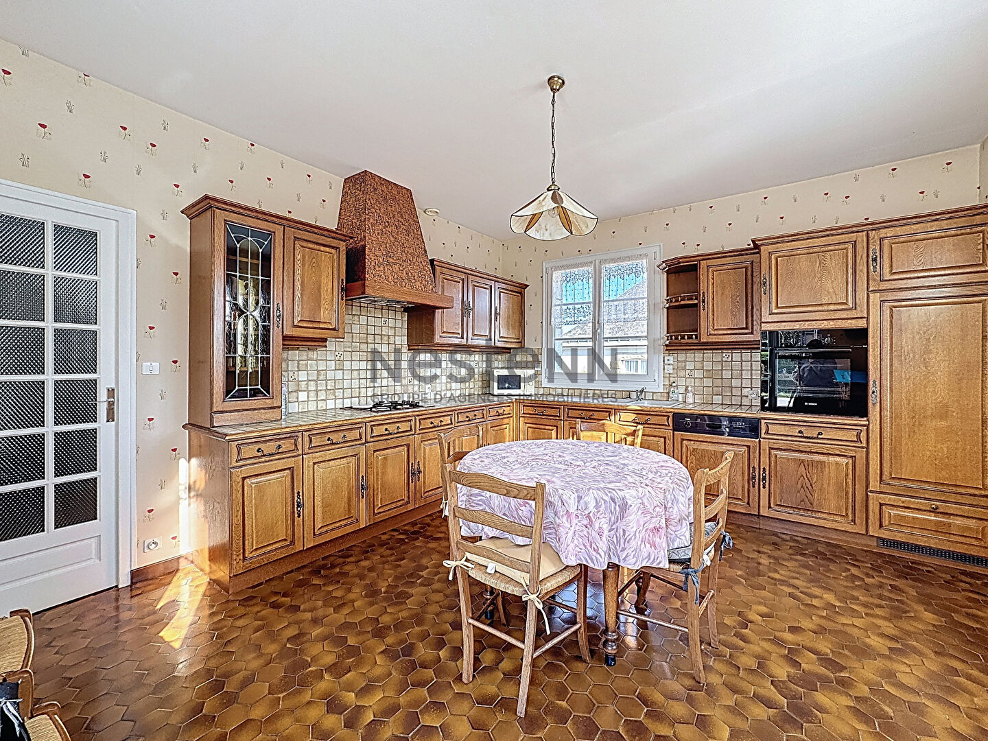 A vendre à Château-Gontier, maison familiale sur sous-sol des années 1970, de 216 m2 sur une parcelle d'environ 800 m2